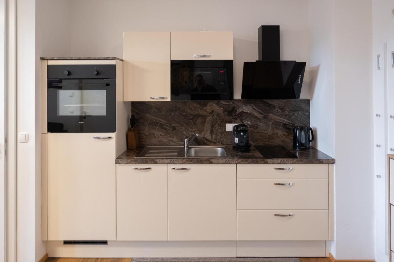 Modern W/ Cozy Balcony Near City Center * Wenen