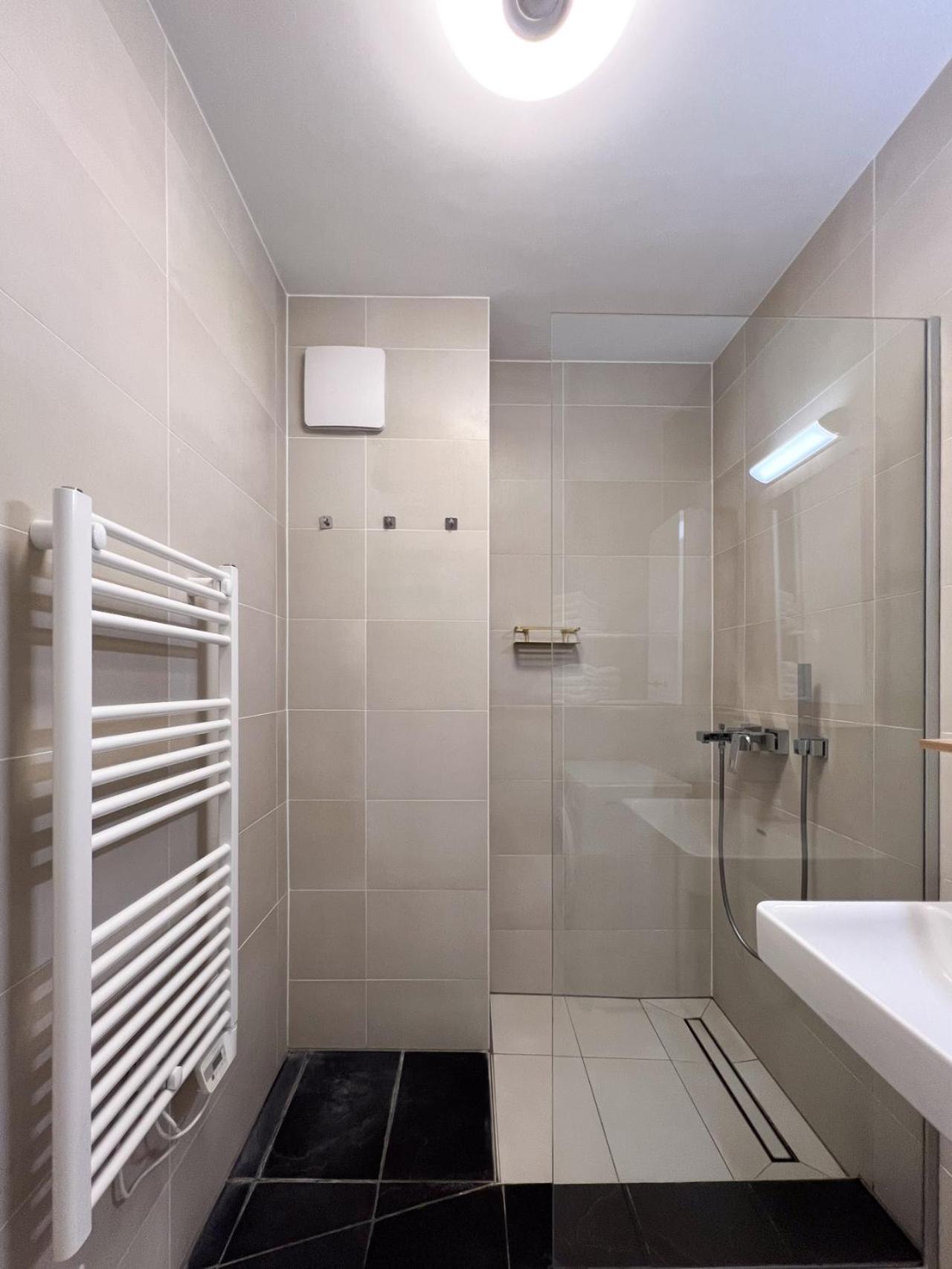 Appartement Modern W/ Cozy Balcony Near City Center Wenen